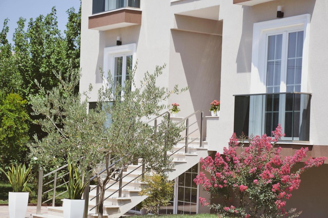 Airport Garden Hotel Rinas Exterior foto