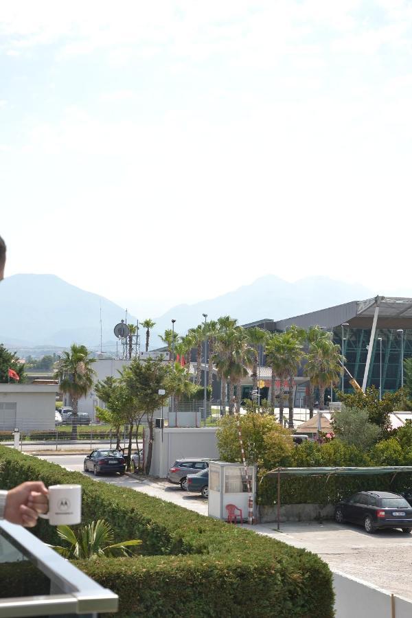 Airport Garden Hotel Rinas Exterior foto