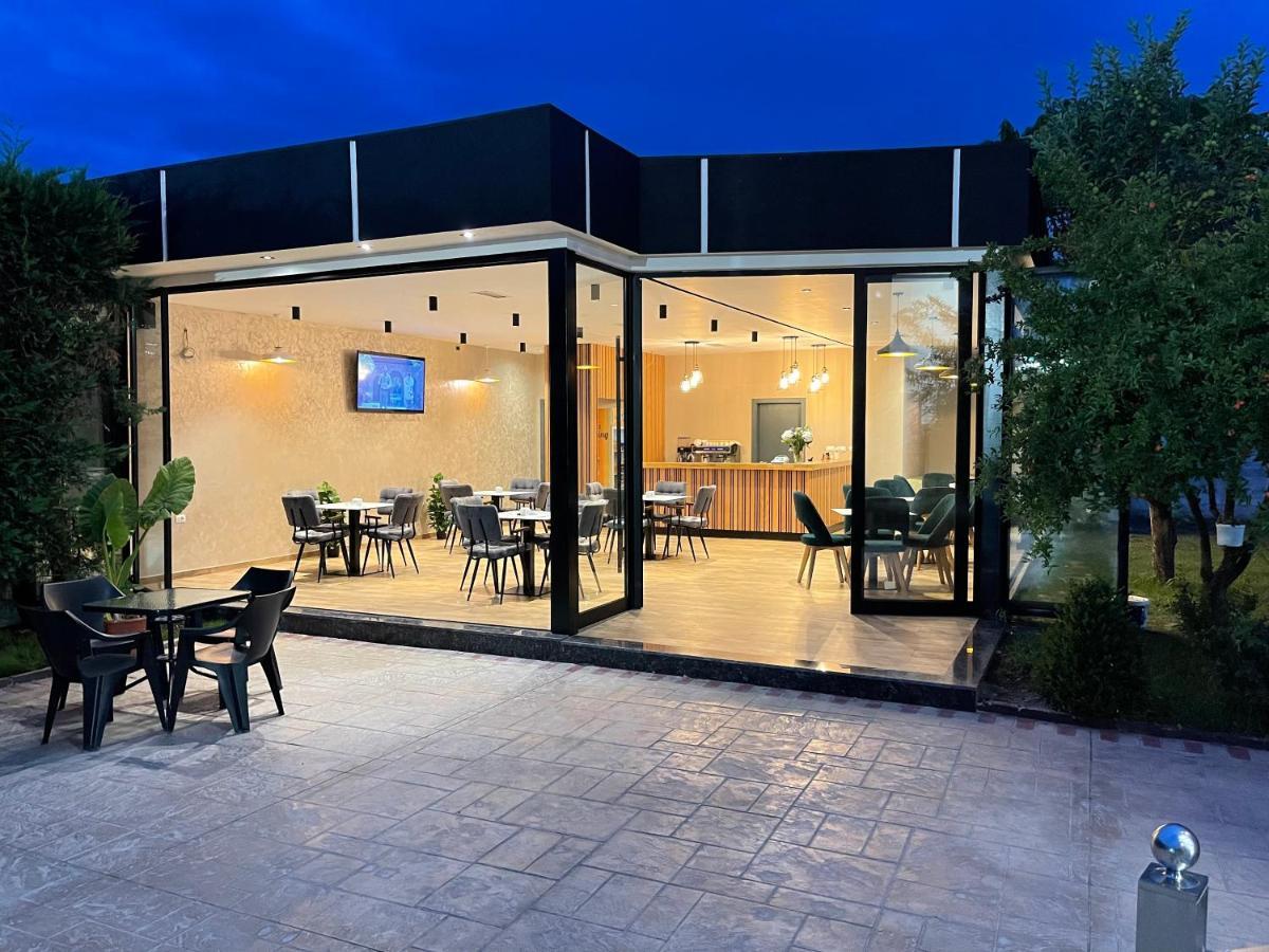 Airport Garden Hotel Rinas Exterior foto