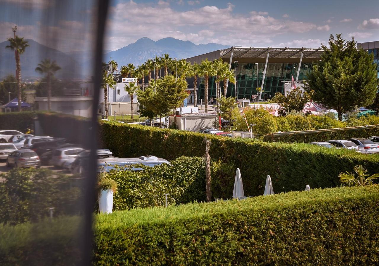 Airport Garden Hotel Rinas Exterior foto
