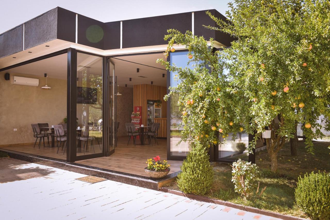 Airport Garden Hotel Rinas Exterior foto
