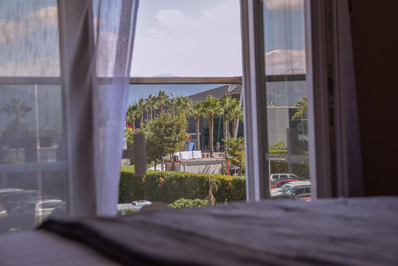 Airport Garden Hotel Rinas Exterior foto