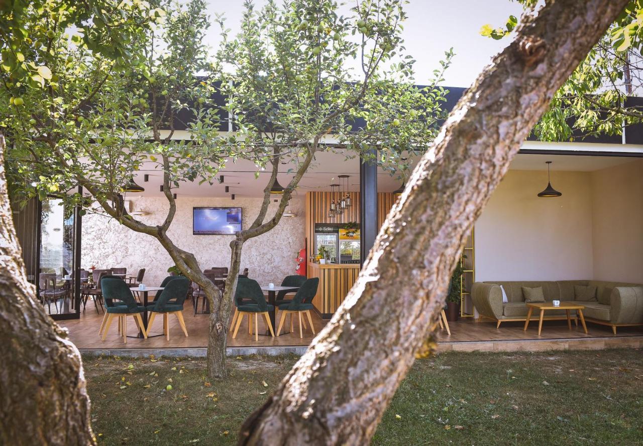 Airport Garden Hotel Rinas Exterior foto