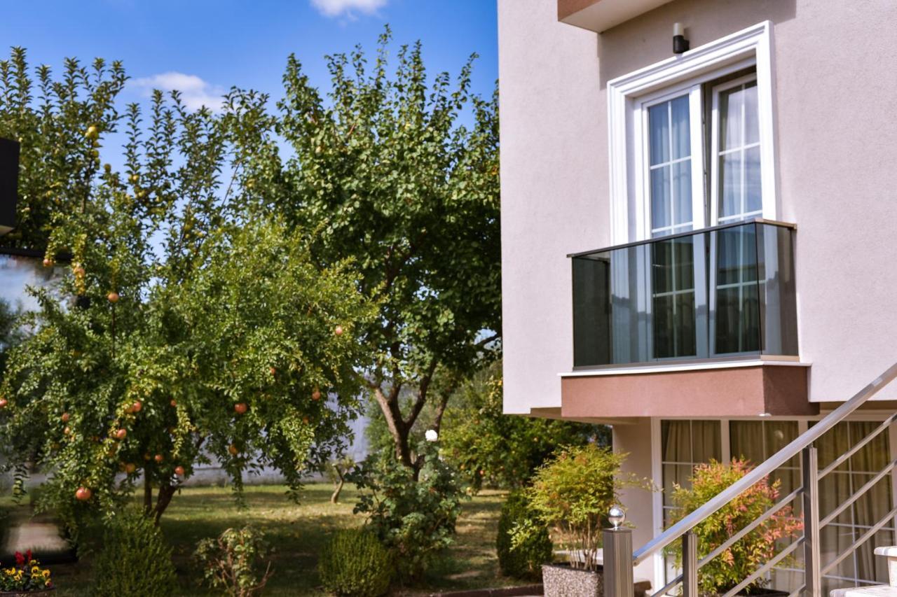 Airport Garden Hotel Rinas Exterior foto