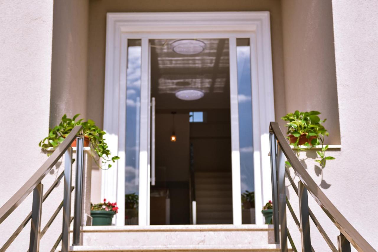 Airport Garden Hotel Rinas Exterior foto