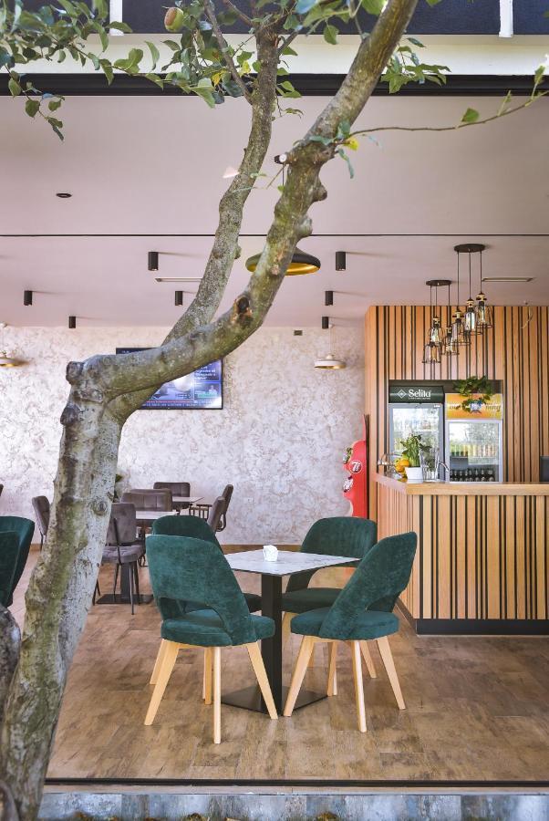 Airport Garden Hotel Rinas Exterior foto